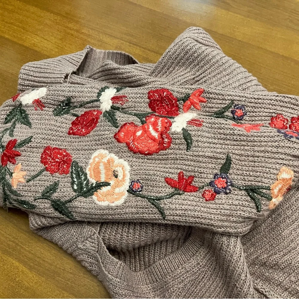 American Eagle v-neck sweater Size Small - Picture 9 of 13